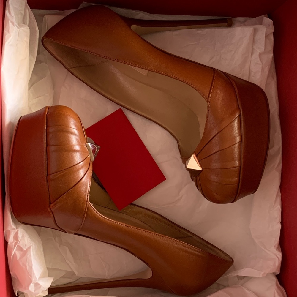 Valentino Garavani Ruspoli Camel pumps